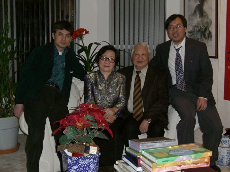 2007年2月28日，漂木年会之后，左起阿九，陈琼芳，洛夫，和平岛，烹茶煮雪谈论《漂木》